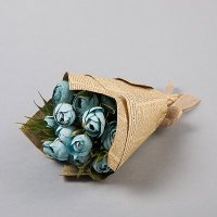 3号报纸把束 6号玫瑰（2束莲花盆 4个角 ）	报纸+绢布