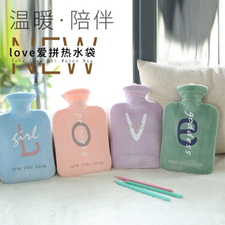 2019新款冬季注水热水袋简约英文pvc保暖灌水暖手宝学生礼品定制