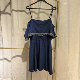 荷叶一字肩吊带花边拼接连衣裙